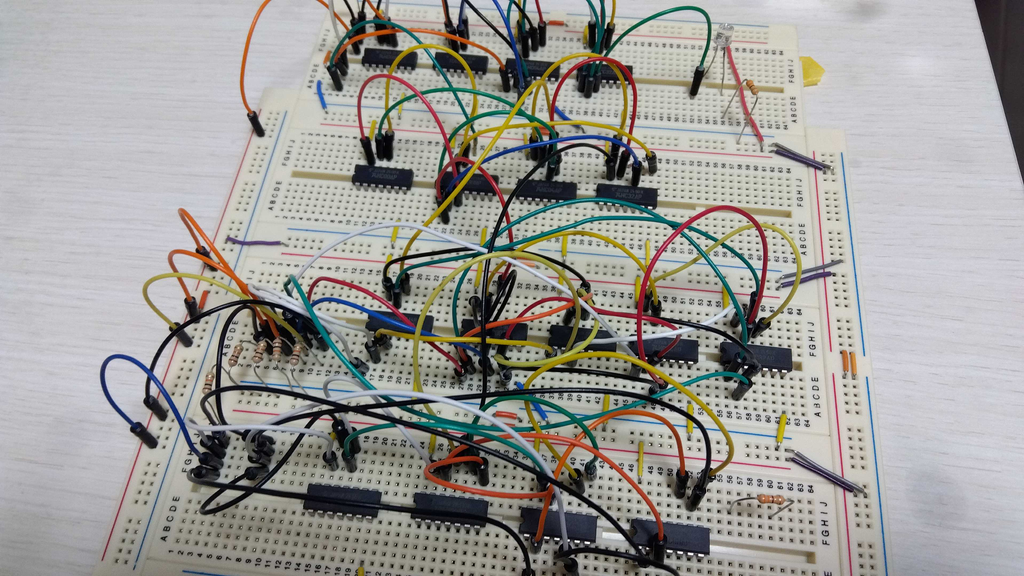 複数のブレッドボードが連なって、その上に無数のICチップとジャンパー線が張り巡らされている。