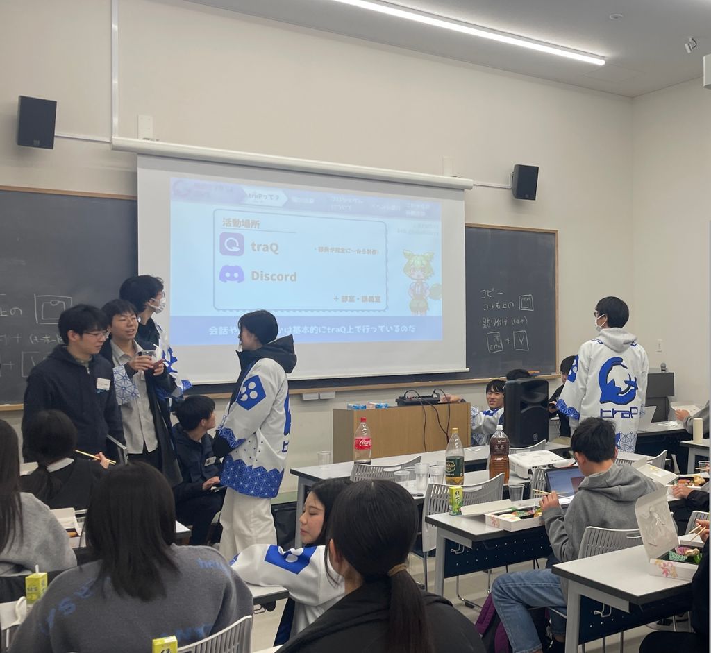 お昼ご飯の様子 TAとの歓談も