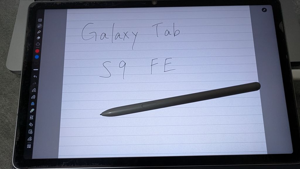 Galaxy Tab S9 FEとSペンの写真