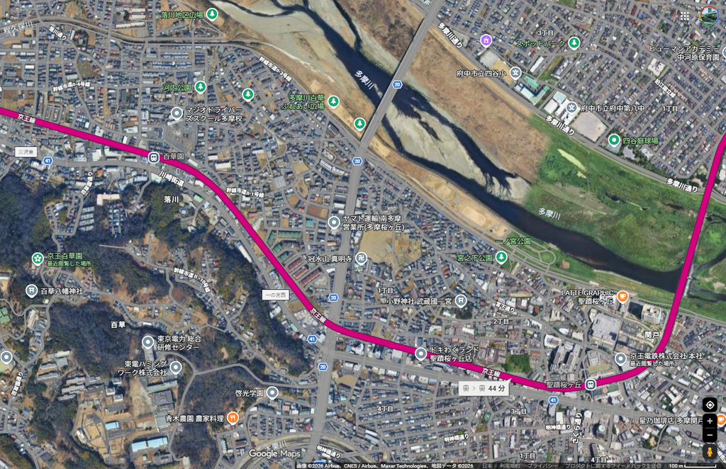聖蹟付近の航空写真 多摩川と丘陵に挟まれている