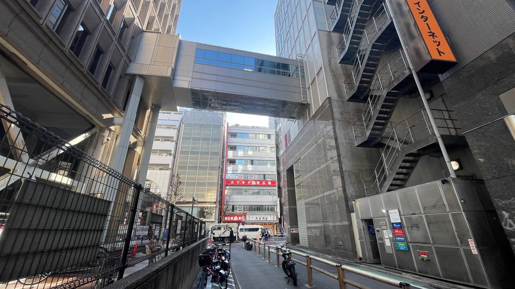 ビルの間に駐輪場