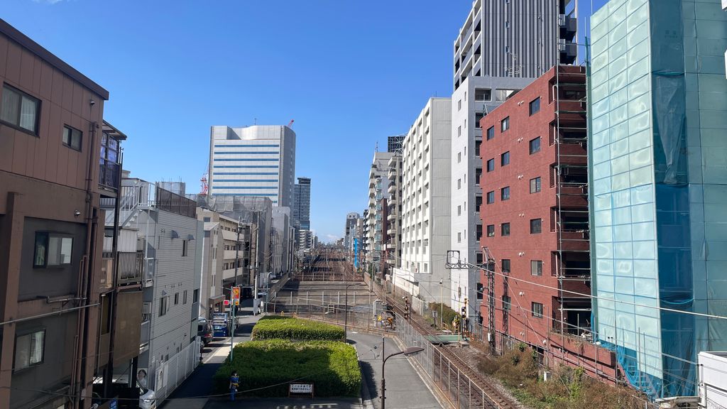 笹塚駅手前の歩道橋から 地下から出てくる線路が見える 1本は少し新宿寄りで地上に現れてる