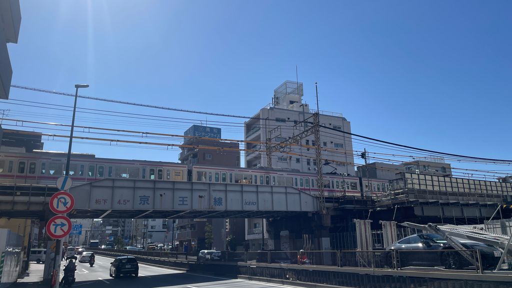 環七との交差地点 ガードと列車が見える