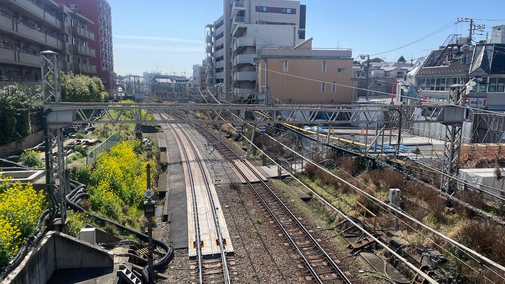 井の頭線の線路を眼下に