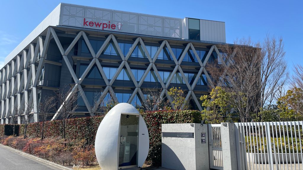 キューピーの関連施設 卵の形状をした守衛室が特徴的