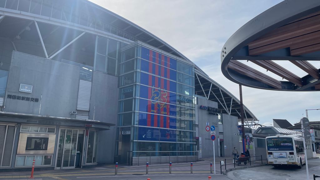 大型な駅舎である飛田給駅
