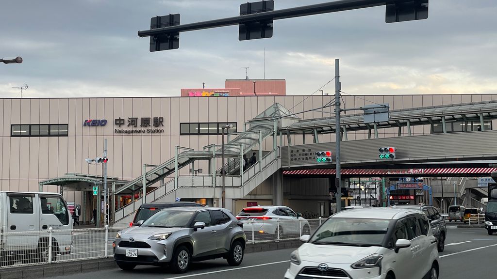 大通りを跨ぐ高架駅
