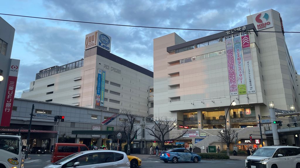 聖蹟桜ヶ丘駅前 交差点から百貨店方面を撮影