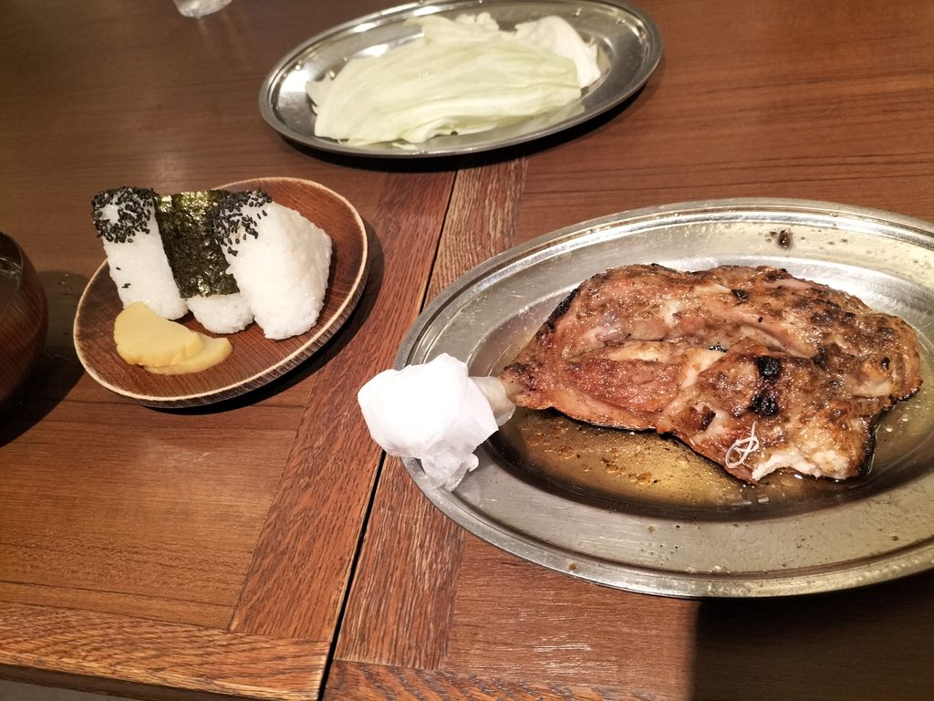骨付きどりとおにぎりとキャベツ