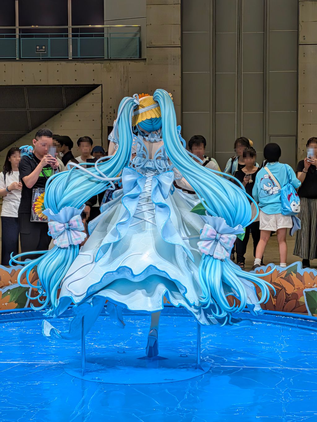 ソナーレちゃんの等身大フィギュアの後ろからの画像1