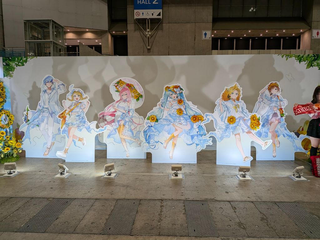 メインビジュアルのピアプロキャラクターズの等身大パネル